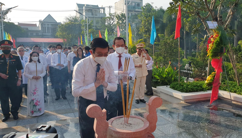 Ông Trương Tấn Sang - Nguyên Chủ tịch Nước CHXHCN Việt Nam và ông Nguyễn Văn Nên - Bí thư Thành ủy TP.HCM thắp hương tại Đài Tưởng niệm các liệt sỹ hy sinh tại Nhà thương Giếng nước. Ảnh: NT