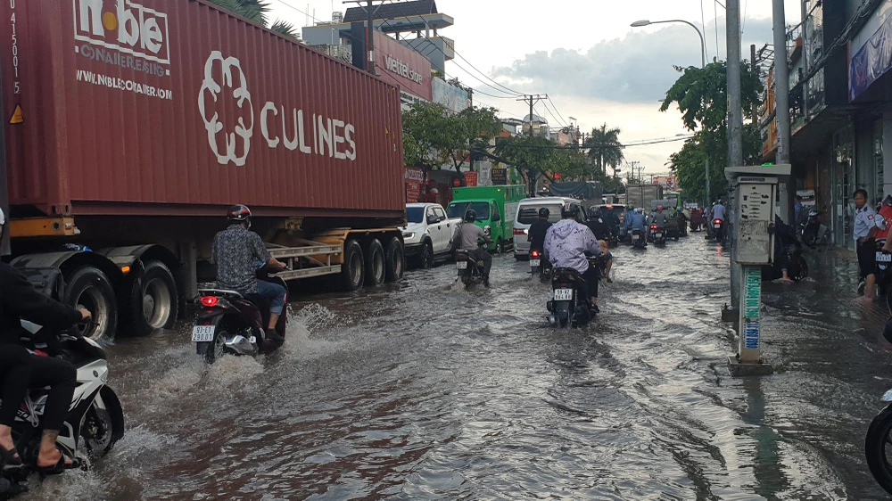 Một người dân sống trên đường Nguyễn Ảnh Thủ Cho biết tuyến đường này thời gian gần đây thường hay bị ngập mỗi khi mưa lớn. Việc lưu thông và kinh doanh buôn bán của người dân gặp không ít khó khăn. Ảnh: NT