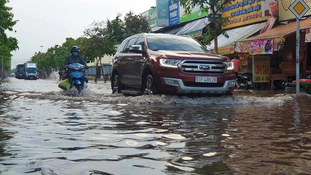 Việc mưa lớn, ngập nước cũng khiến việc kinh doanh, buôn bán của người dân hai bên đường rơi vào cảnh ế ẩm. Ảnh: NT