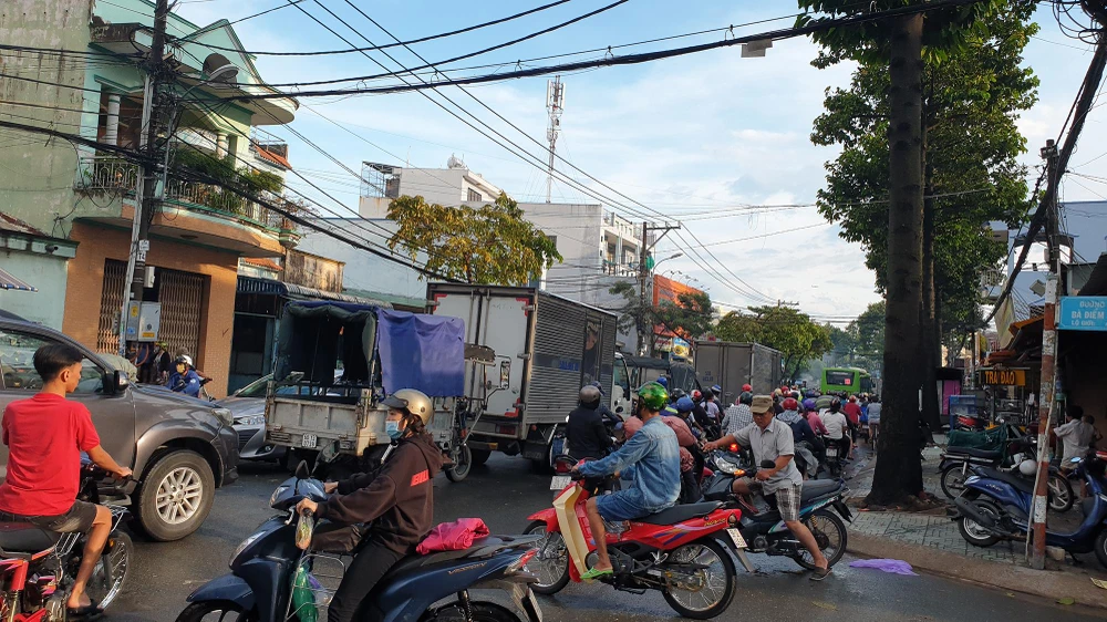 Tương tự đường Nguyễn Ảnh Thủ Hướng về đường Phan Văn Hớn cũng kẹt nặng. Do tại giao lộ đường này đang được nâng cấp sửa chữa, nên ngập nước, hạ tầng không đáp ứng được mật độ phương tiện. Ảnh: NT