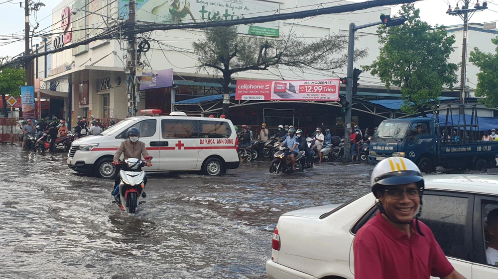 Mưa lớn khiến các phương tiện di chuyển khó khăn đoạn đường Song Hành QL 22 và Nguyễn Ảnh Thủ qua địa bàn xã Tân Xuân, xã Trung Chánh. Ảnh: NT
