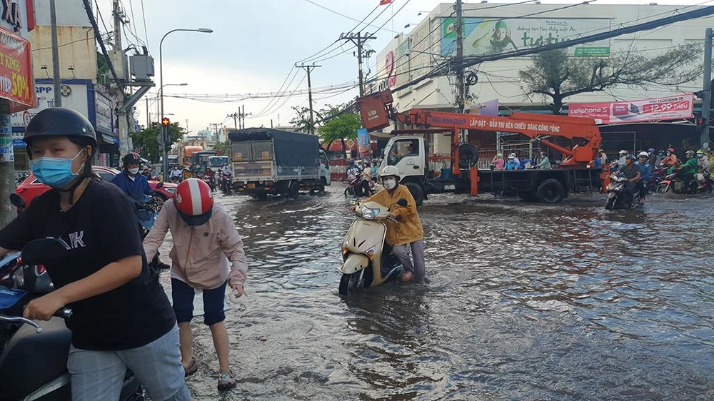 Tại giao lộ đường Nguyễn Ảnh Thủ - Song Hành QL 22, mưa lớn một đoạn dài bị ngập. Ảnh: NT