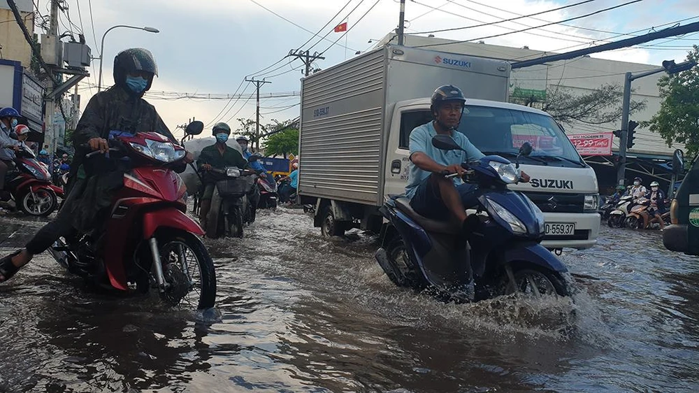 Trong lúc đó, mưa lớn cũng khiến một số tuyến đường trên địa bàn bị ngập. Ảnh: NT