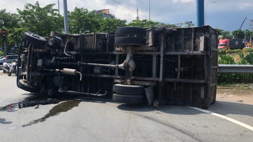Chiếc xe tải cẩu lật ngang trên Quốc lộ 1. Ảnh: HT