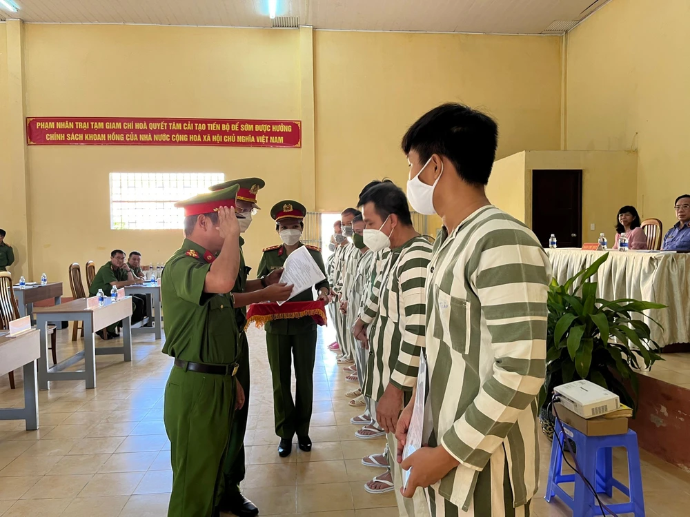 Đại diện Công an TP.HCM trao Quyết định đặc xá của Chủ tịch nước cho các phạm nhân. Ảnh: BV Đại diện Công an TP.HCM trao Quyết định đặc xá của Chủ tịch nước cho các phạm nhân. Ảnh: BV