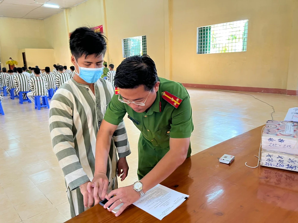 Công an cũng làm thủ tục cấp căn cước công dân gắn chip cho người được đặc xá. Ảnh: BV Công an cũng làm thủ tục cấp căn cước công dân gắn chip cho người được đặc xá. Ảnh: BV