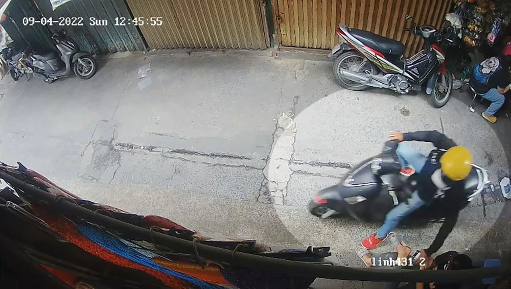 Nam thanh niên đi xe tay ga áp sát, giật điện thoại của cô gái. Ảnh chụp từ clip