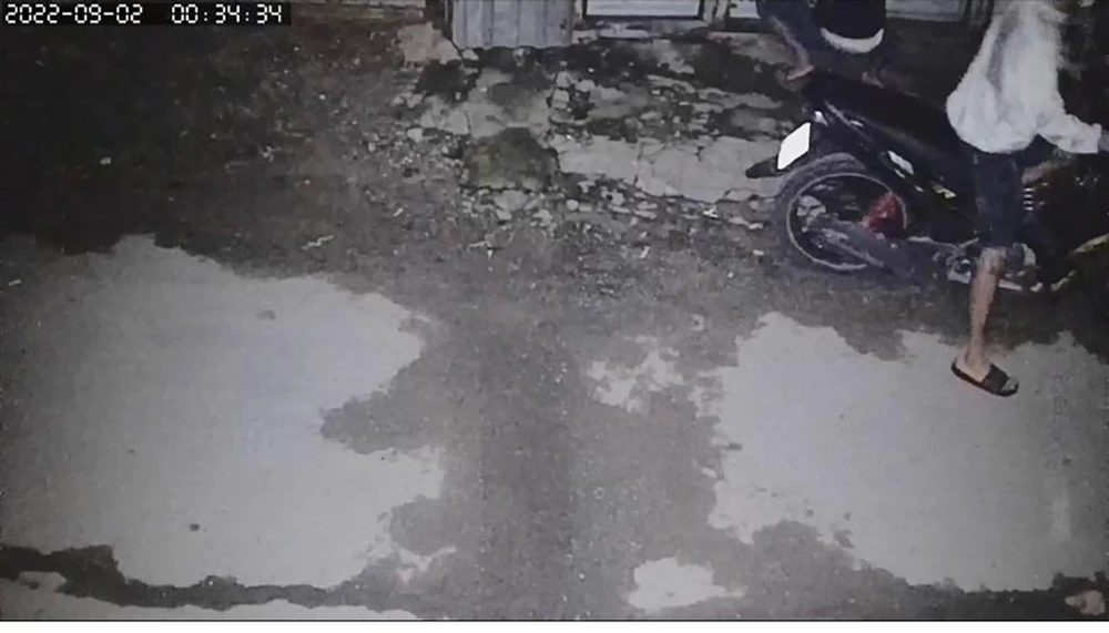 Do không thấy tài sản giá trị, hai thanh niên này rời đi. Ảnh chụp từ clip