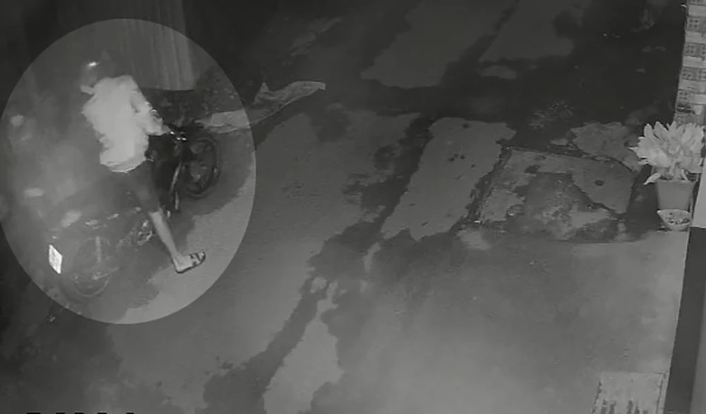 Rạng sáng ngày 2-9, hai thanh niên phá cửa, đột nhập một xưởng may gần đó. Ảnh chụp từ clip