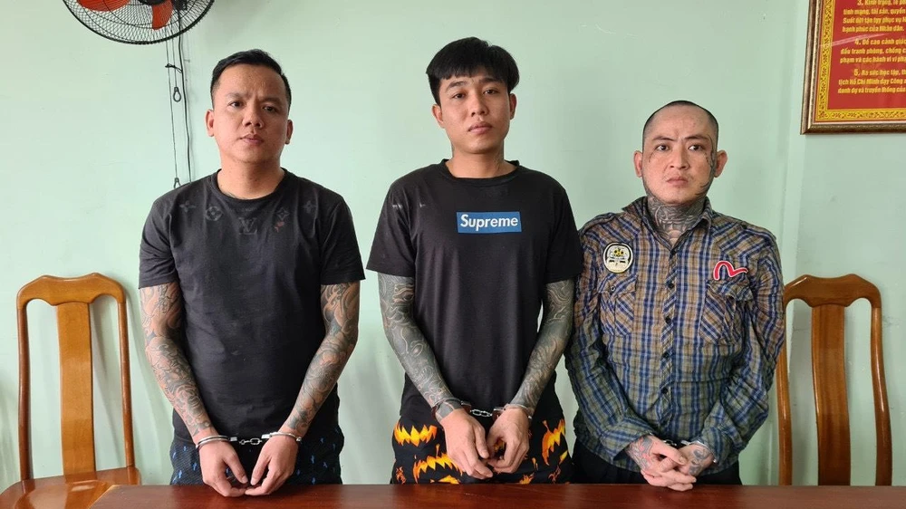 Trí (ngoài cùng, bên trái), Khoa (giữa) tại cơ quan điều tra. Ảnh: CA