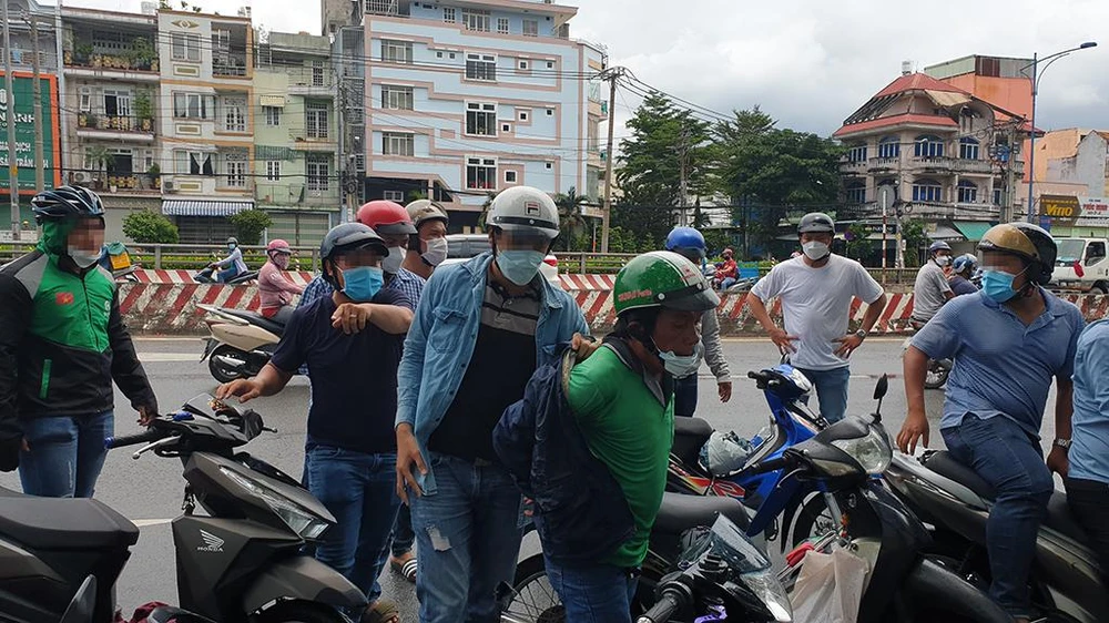 Công an quận Bình Tân đã bắt quả tang ông Thành khi đang giật số tiền 1 triệu đồng trên tay người phụ nữ. Ảnh: TÂN YÊN