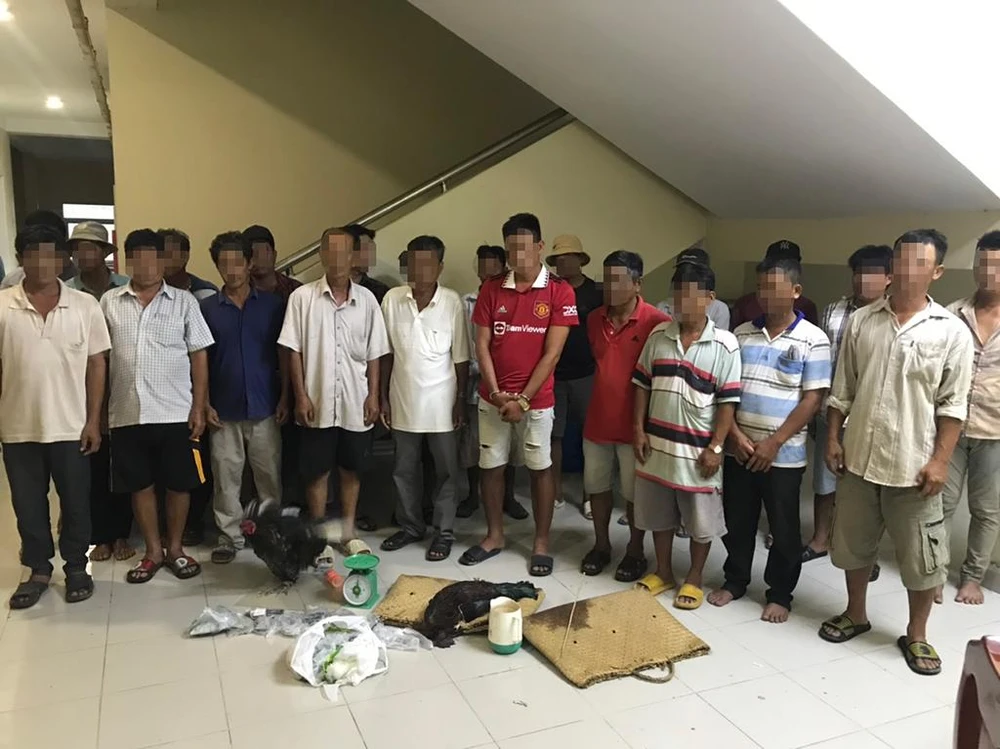 Công an lấy lời khai, làm rõ vai trò của những người liên quan. Ảnh: CA