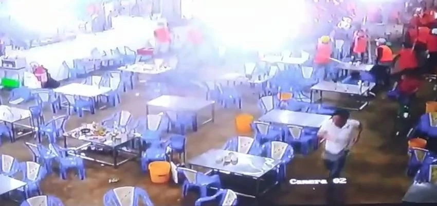Nhóm này phá đồ đạc, chém một thực khách rồi tháo chạy. Ảnh chụp từ clip