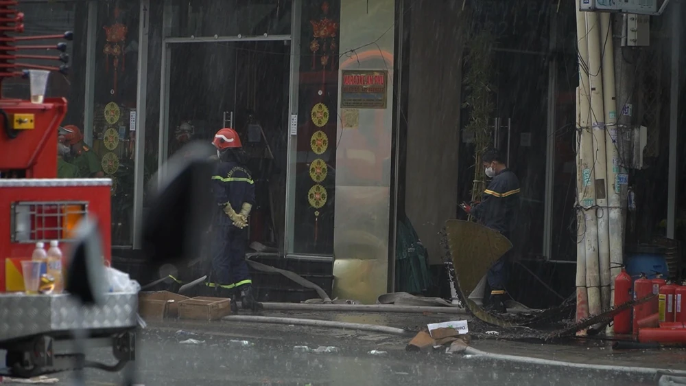 Trong lúc đó, cảnh sát vẫn đang ở hiện trường, thực hiện các công tác tiếp theo. Ảnh: THƠ TÂN