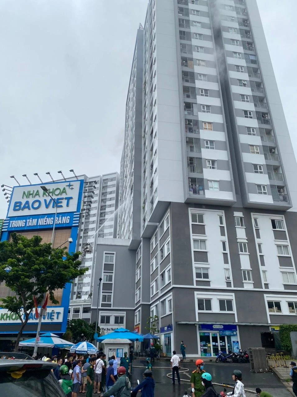 Cảnh sát sau đó có mặt khống chế đám cháy, di tản cư dân. Ảnh: NT