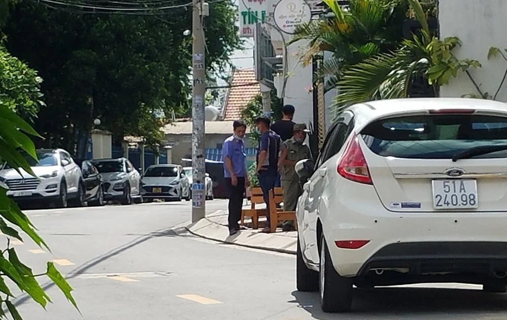 Chủ quán cà phê được người dân phát hiện tử vong trong tư thế treo cổ trong căn nhà trên đường Tân Thới Hiệp 09. Ảnh: HT