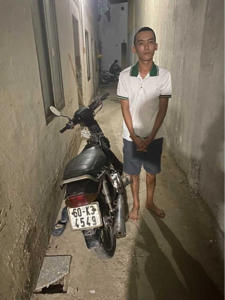 Công an nhanh chóng bắt giữ được nam thanh niên dùng súng cướp cửa hàng tiện lợi trên địa bàn quận 12. Ảnh: CA