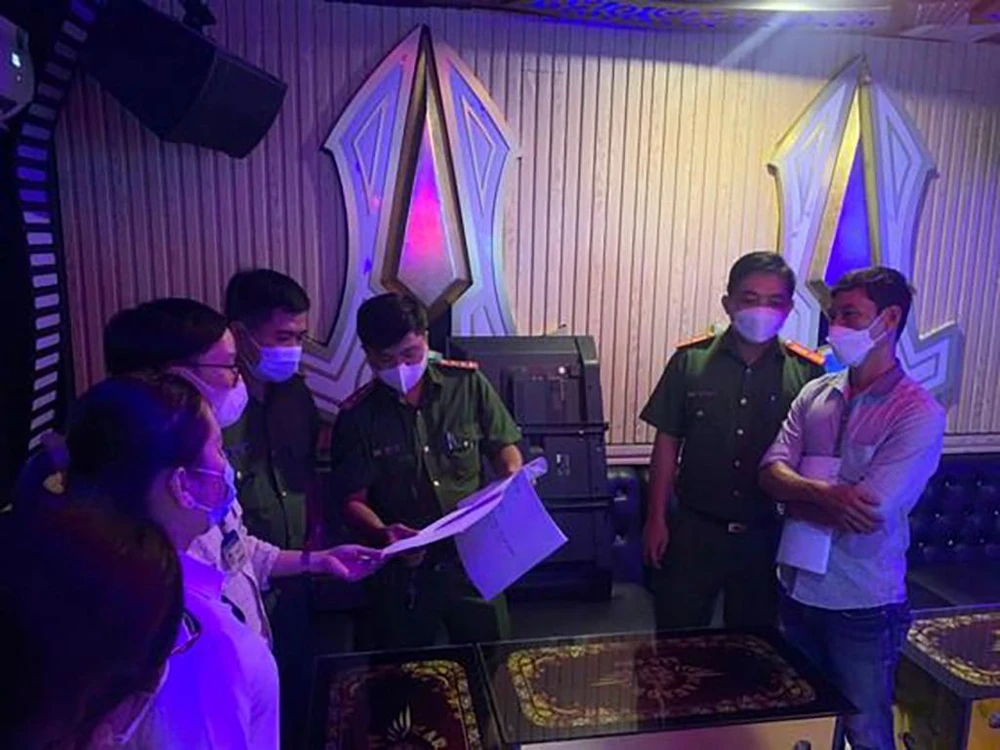 Công an kiểm tra công tác đảm bảo PCCC tại quán karaoke ở quận Gò Vấp. Ảnh: CA