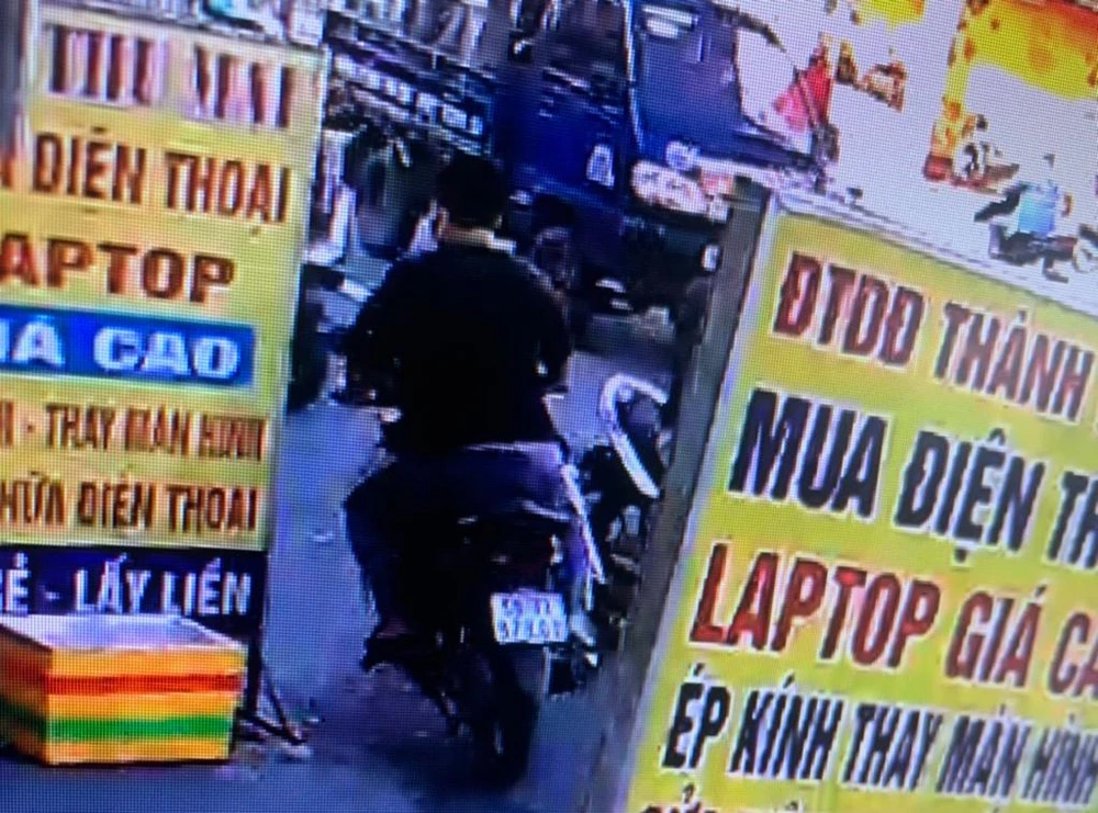 Người này sau đó chạy ngược chiều trên đường Trường Chinh. Ảnh chụp từ clip