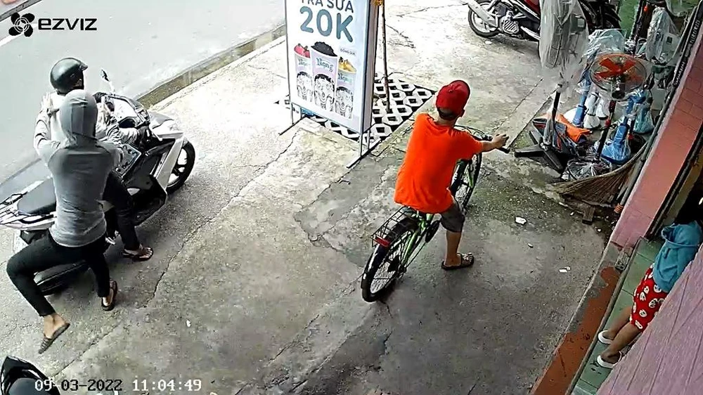 Sau khi lấy được điện thoại, người này chạy ra xe đồng bọn, tẩu thoát. Ảnh chụp từ clip