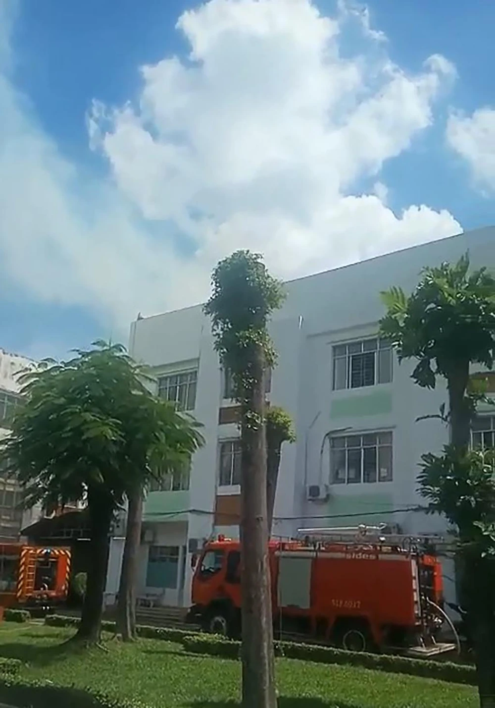 Khói bốc lên từ bên trong UBND phường Tân Tạo, quận Bình Tân. Ảnh: HT