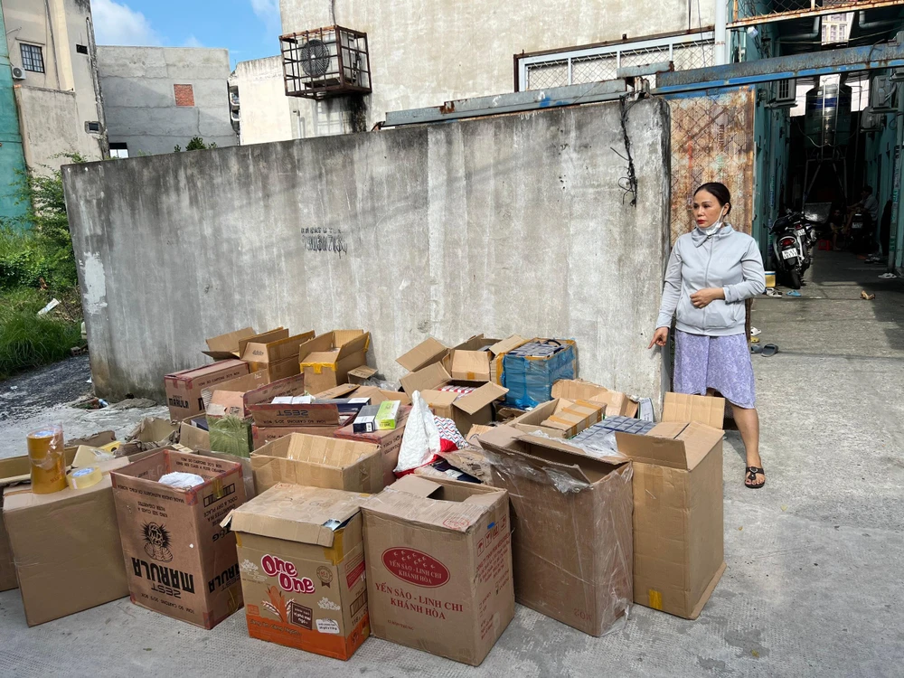 Bà Thu bị phát hiện đang cất giấu số lượng lớn thuốc lá lậu. Ảnh: CA