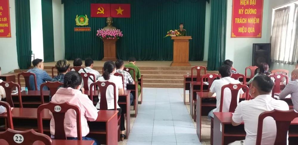 Công an quận Gò Vấp, mời chủ của các cơ sở kinh doanh dịch vụ ăn uống, karaoke bị đình chỉ, tạm đình chỉ hoạt động trên địa bàn tới ký các cam kết. Ảnh: CA