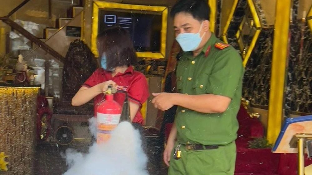 Thời gian qua, Công an quận Gò Vấp thường xuyên kiểm tra về công tác đảm bảo PCCC tại các cơ sở kinh doanh ăn uống, karaoke trên địa bàn. Ảnh: CA
