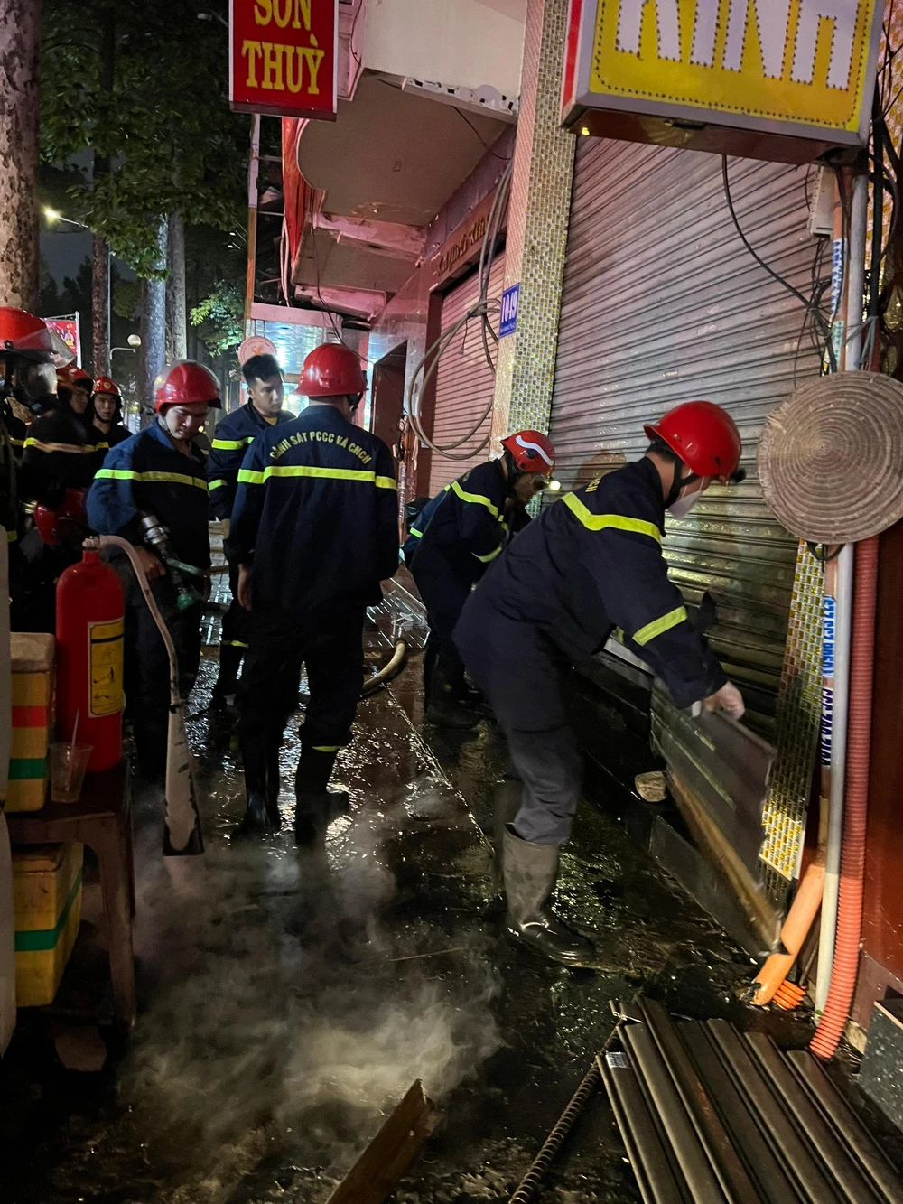 May mắn, đám cháy không gây thiệt hại về người. Ảnh: CA