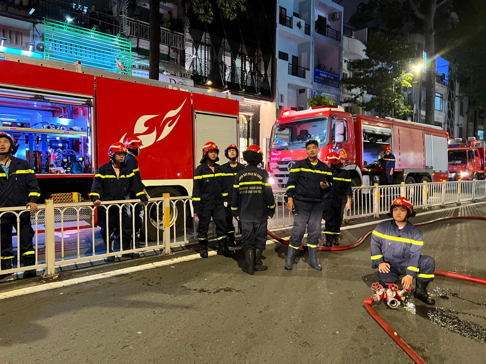 Sau vài phút, cảnh sát đã xử lý xong sự cố cháy ở thẩm mỹ viện. Ảnh: CA