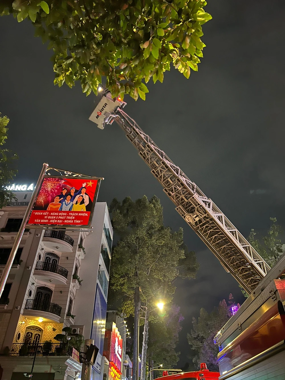 Xe thang cũng được huy động phục vụ chữa cháy, cứu người. Ảnh: CA