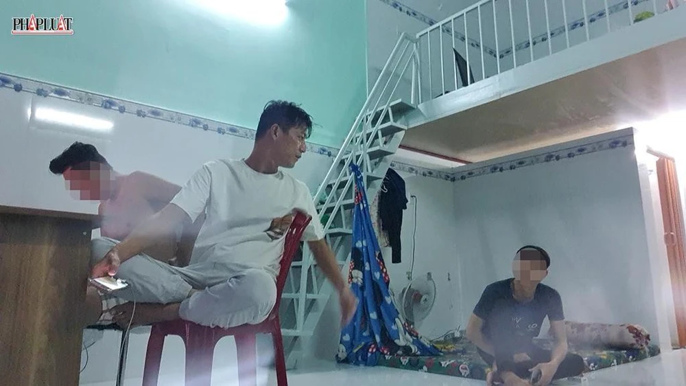 Bùi Hoàng Hiệp tại ngôi nhà trọ trên đường HT44, quận 12 trao đổi với Bách về việc vượt biên sang Capuchia làm "việc nhẹ lương cao". Ảnh: YT