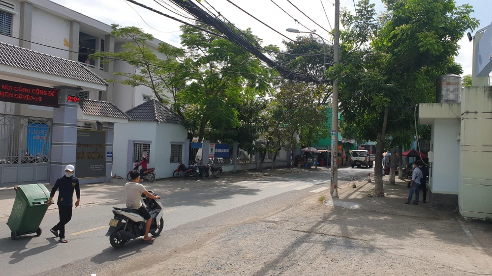 Khu vực xảy ra vụ việc ngay trước Trường THPT Bà Điểm. Ảnh: NT