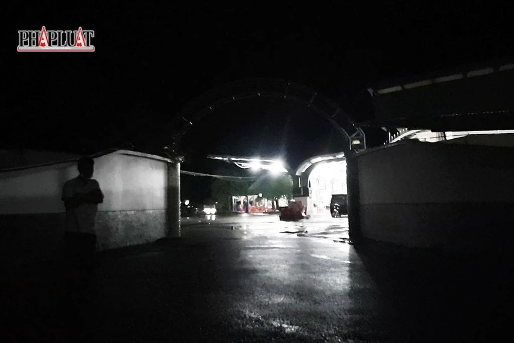 Lực lượng chức năng đã phối hợp ập vào khu vực bãi xe ở ven bờ Kênh Cũ để bắt quả tang hành vi đưa người vượt biên trái phép. Ảnh: YT