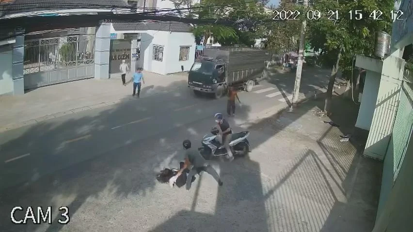 Nữ sinh bị người này quật ngã xuống đường. Ảnh chụp từ clip