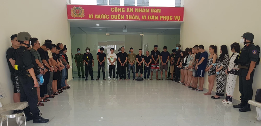 Công an ập vào chung cư trên địa bàn quận 4 phát hiện hàng chục người đang tổ chức tiệc ma túy. Ảnh: CA