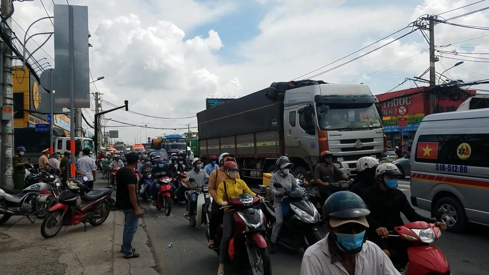 Ảnh hưởng từ vụ tai nạn khiến giao thông qua khu vực ùn ứ. Ảnh: HT