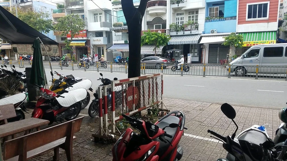 Khu vực xảy ra vụ trộm có đông người qua lại và sát trụ sở công an phường. Ảnh: HT Khu vực xảy ra vụ trộm có đông người qua lại và sát trụ sở công an phường. Ảnh: HT