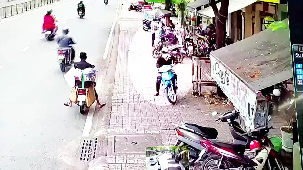 Cả hai thanh niên nhanh chóng chạy đi. Ảnh chụp từ clip Cả hai thanh niên nhanh chóng chạy đi. Ảnh chụp từ clip