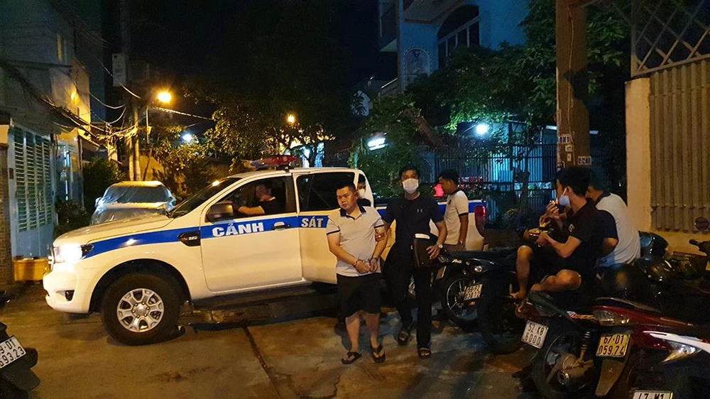 Việc nam thanh niên trẻ tuổi cầm đầu đường dây lừa đảo bị công an phát hiện thu hút sự quan tâm của người dân khu vực. Ảnh: NT