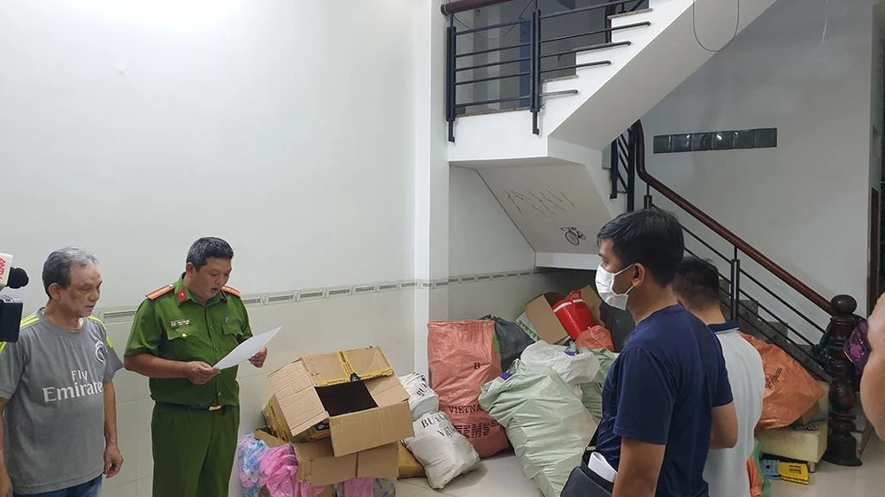 Tối ngày 27-9, Công an quận Tân Phú, vẫn đang phối hợp với Phòng Cảnh sát Hình Sự (PC02), Phòng An ninh mạng và Phòng An ninh mạng và phòng chống tội phạm sử dụng CNC (PA05) tiếp tục lấy lời khai, mở rộng điều tra đường dây chuyên gọi điện lừa đảo người dân. Ảnh: NT