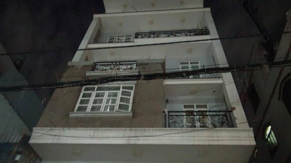 Thạch thuê lại ngôi nhà trên đường Nguyễn Quang Quá, phường Hiệp Tân rồi mướn những người trẻ tuổi gọi điện lừa đảo người dân bằng hình thức cho vay với lãi suất 0 đồng. Tuy nhiên, muốn được giải ngân thì phải đóng phí "bảo hiểm". Từ đó, nạn nhân sập bẫy và bị lừa. Ảnh: NT