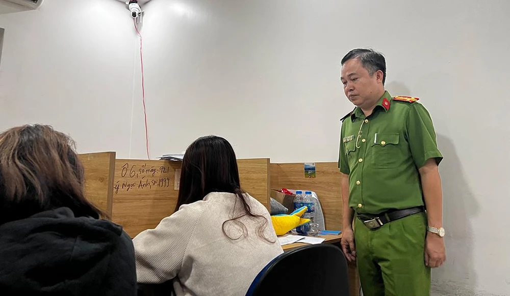 Chỉ huy trực tiếp tại hiện trường có thượng tá Lại Phước Xuân, Trưởng Công an quận Tân Phú. Theo Đại tá Lại Phước Xuân, đường dây lừa đảo công nghệ cao này hoạt động hết sức tinh vi và kín kẽ. Ban đầu, đường dây này hoạt động lừa đảo trên địa bàn cả nước. Chỉ tính riêng ở TP.HCM số bị hại đã lên tới khoảng 600 người với tổng số tiền bị chiếm đoạt khoảng 1 tỉ đồng. Ảnh: NT