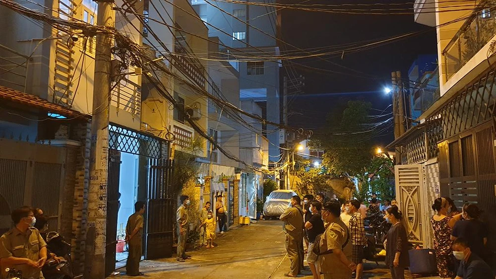 Việc khám xét, lấy lời khai vẫn được thực hiện xuyên đêm, đến rạng sáng ngày hôm sau. Ảnh: NT