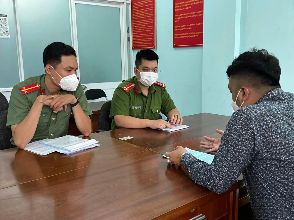 Công an quận 10 xử lý hành chính người rao bán đất nền quận 10 sai sự thật. Ảnh: CA