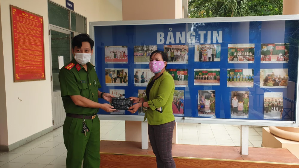 Trong ngày, sau khi nhận lại chiếc ví, chị L rất xúc động, gửi lời cảm ơn đến Công an quận 5. Ảnh: NT