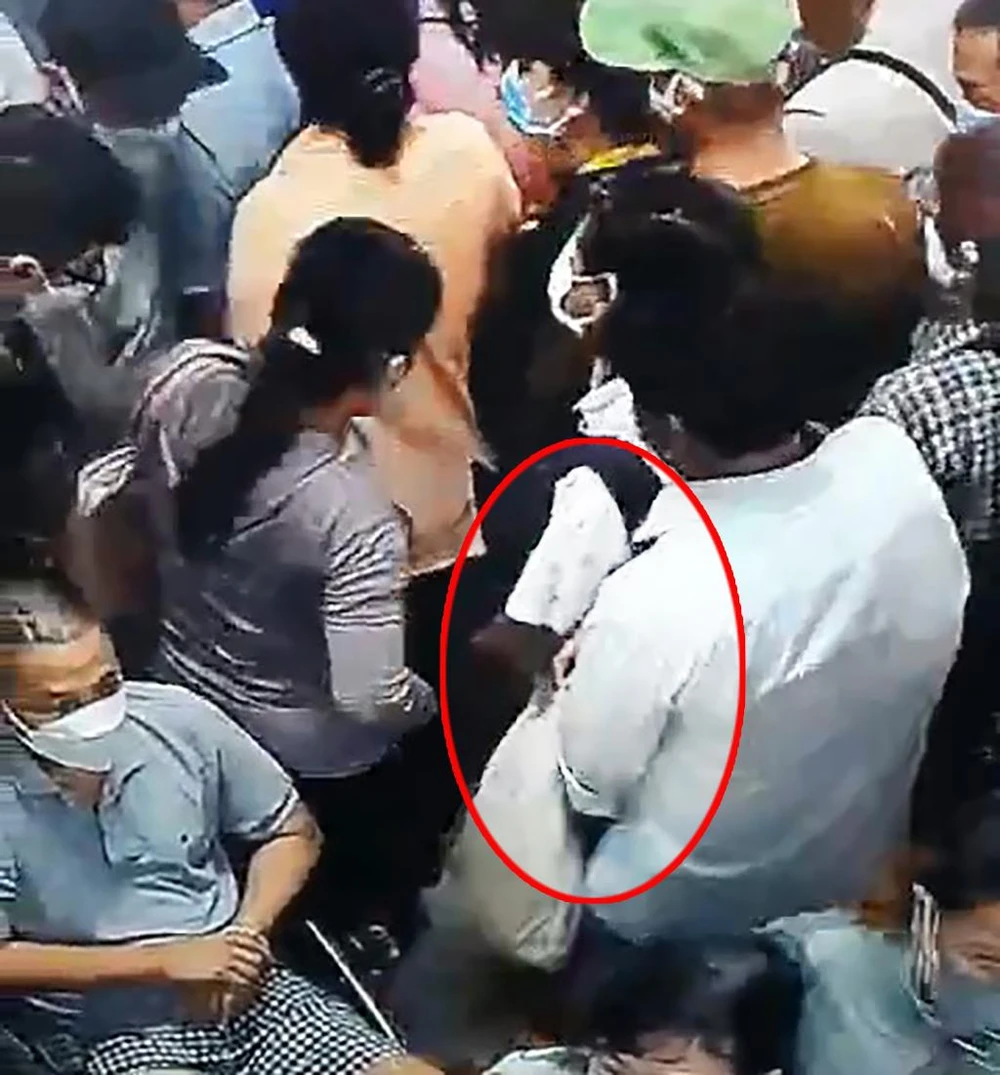 Ở Bệnh viện Chợ Rẫy, thủ đoạn móc túi của ông Châu cũng y hệt 3 năm về trước. Ảnh chụp từ clip