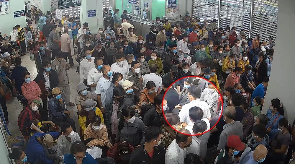 Camera an ninh ở bệnh viện ghi nhận rõ ràng hành vi của ông này. Ảnh chụp từ clip