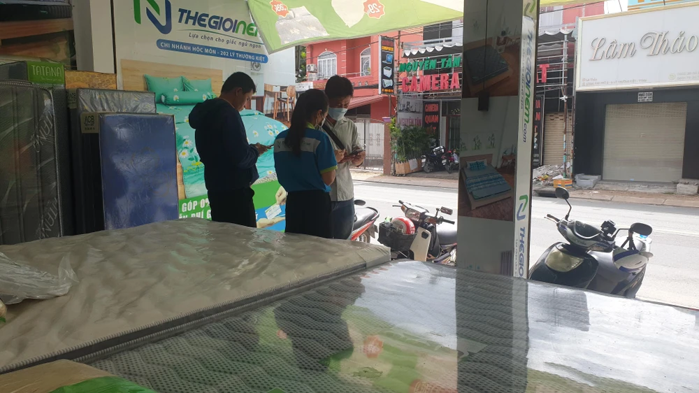 Chị T cho biết phải tiết kiệm trong một năm mới mua được chiếc điện thoại iPhone 13 ProMax. Ảnh: NT