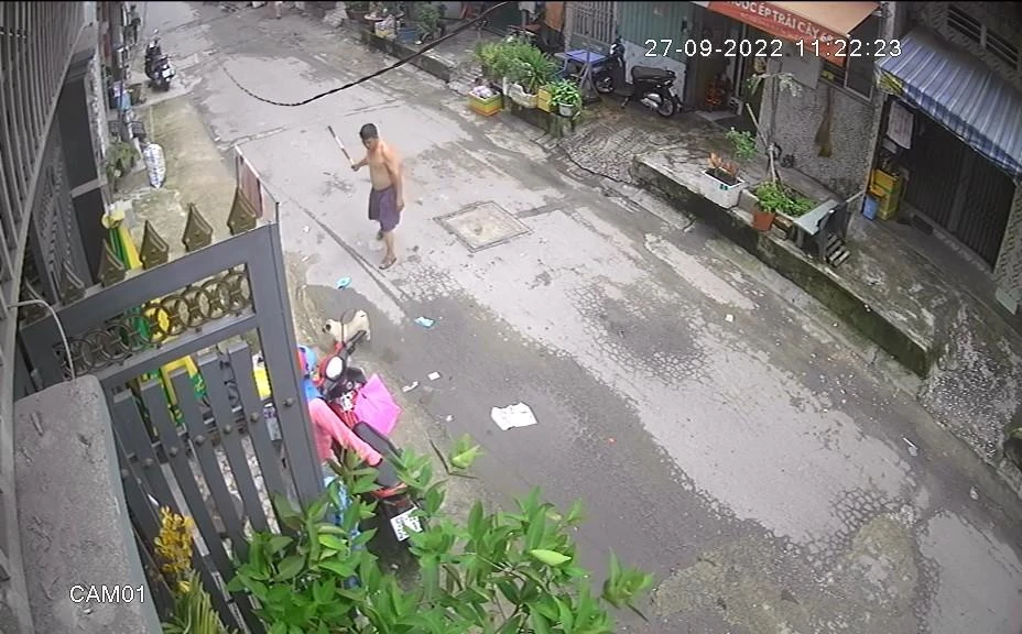 Ông H thấy con chó sủa mình nên tức giận đánh. Ảnh chụp từ clip